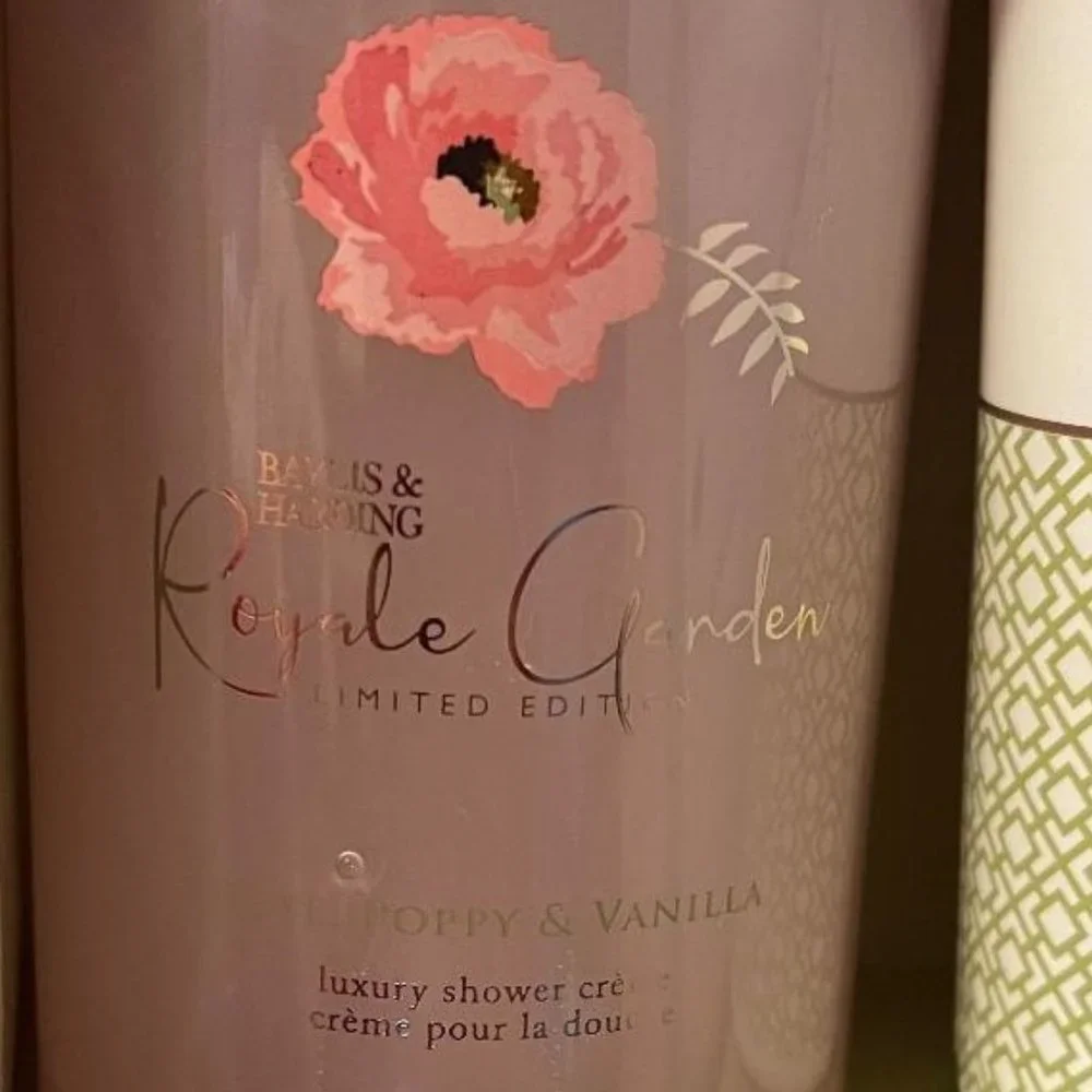 LIMITED EDITION ROSE POPPY & VANILLA LUXURY BODY RETREAT SET BY BAYLIS & HARDING